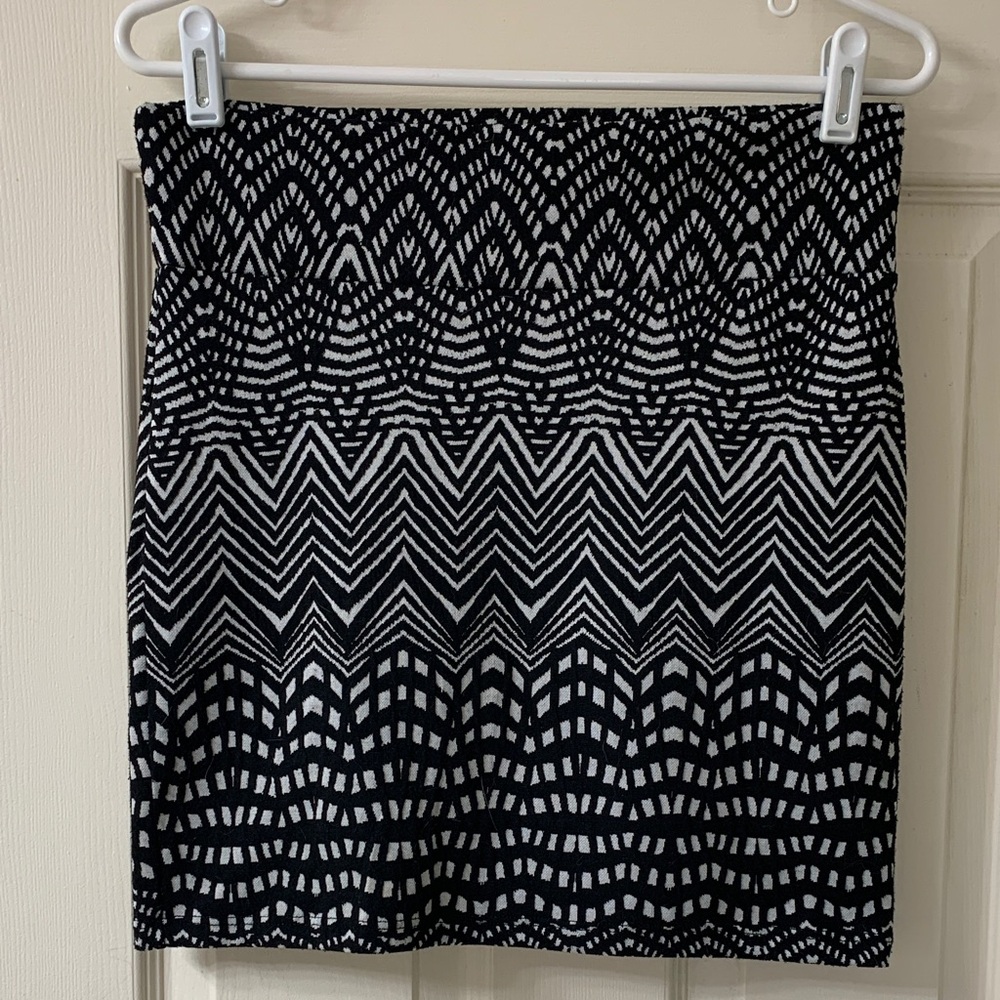 🌷3 for $25🌷Candy Couture, US S, Black & White Geometric Print Bodycon Mini Skirt